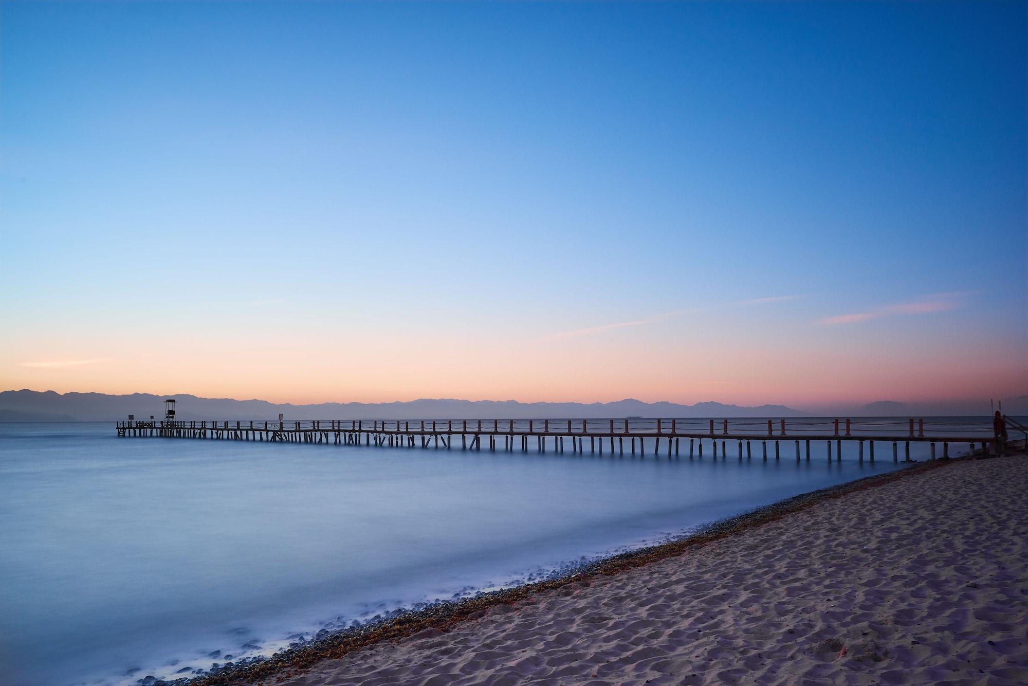 Mosaique Beach Resort Taba Heights Exterior photo The pier at sunset