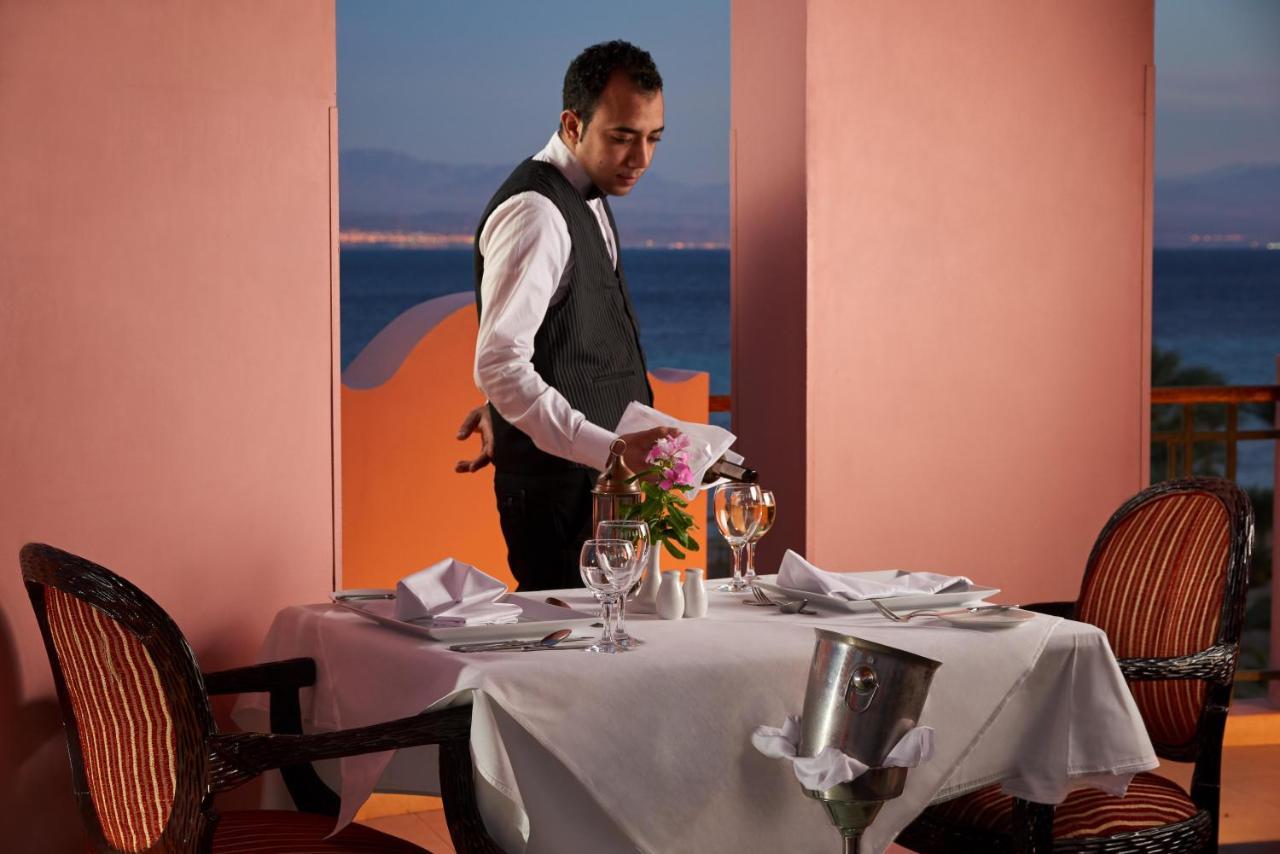Mosaique Beach Resort Taba Heights Exterior photo A waiter at a restaurant